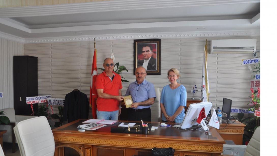 Yazar Esen Poyraz İlçe Milli Eğitim Müdürümüz Mahmut Demir'i ziyaret etti..
