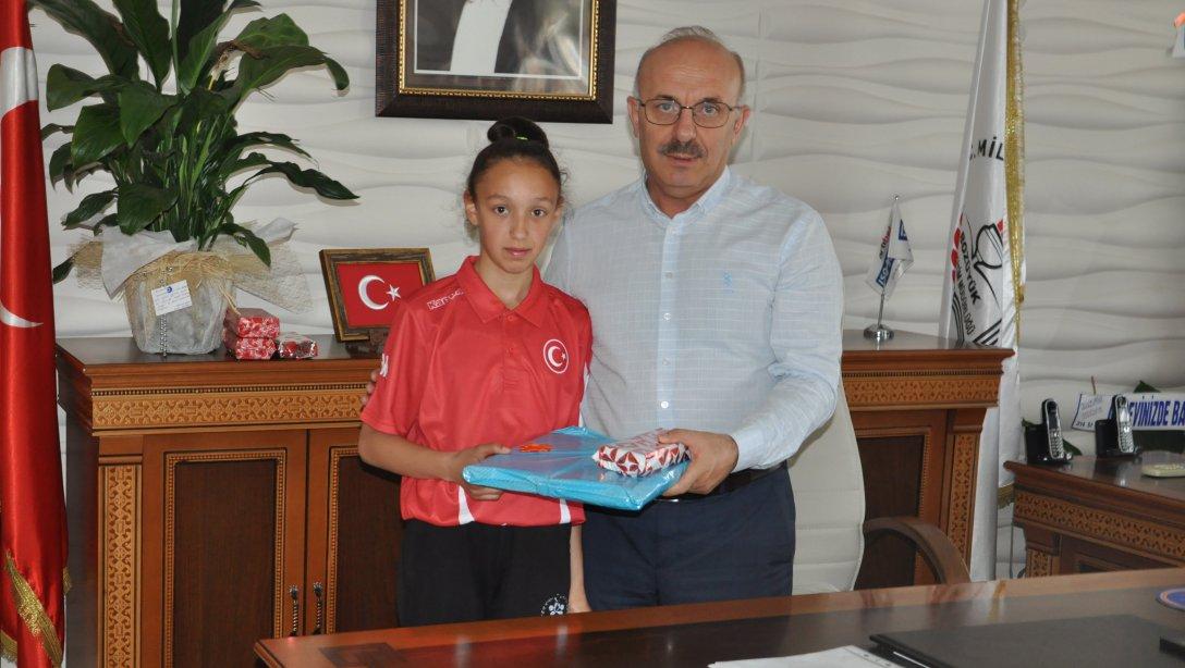 Türkiye Şampiyonu Öğrencimiz Şüheda Yangın İlçe Mili Eğitim Müdürümüz Mahmut Demir'i Ziyaret Etti.