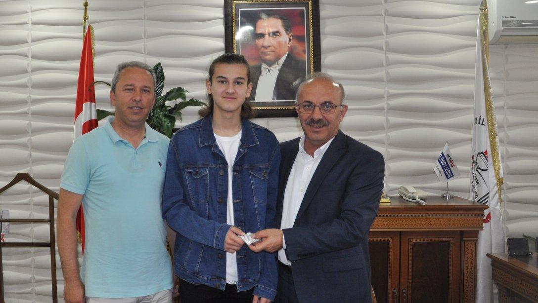 LGS İlçe Birincisi  Milli Eğitim Müdürümüz Mahmut Demir'i ziyaret etti.