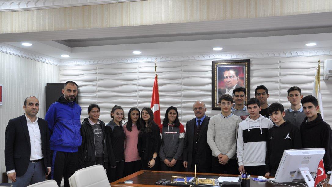 Şeyh Edebali Mesleki ve Teknik Anadolu Lisesi'nin başarılı sporcuları İlçe Milli Eğitim Müdürümüz Mahmut DEMİR'i ziyaret etti.