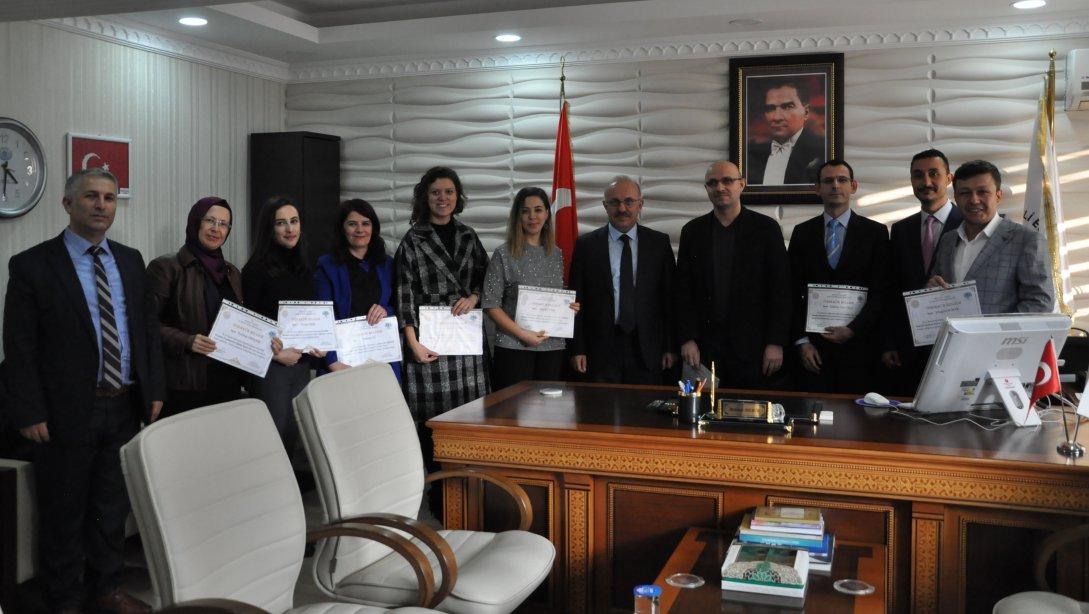 Bozüyük İlçe Milli Eğitim Müdürü Mahmut DEMİR, 18-22 Kasım Öğretmen Eğitimleri kapsamında belge almaya hak kazanan eğitimcilerimize belgelerini takdim etti.