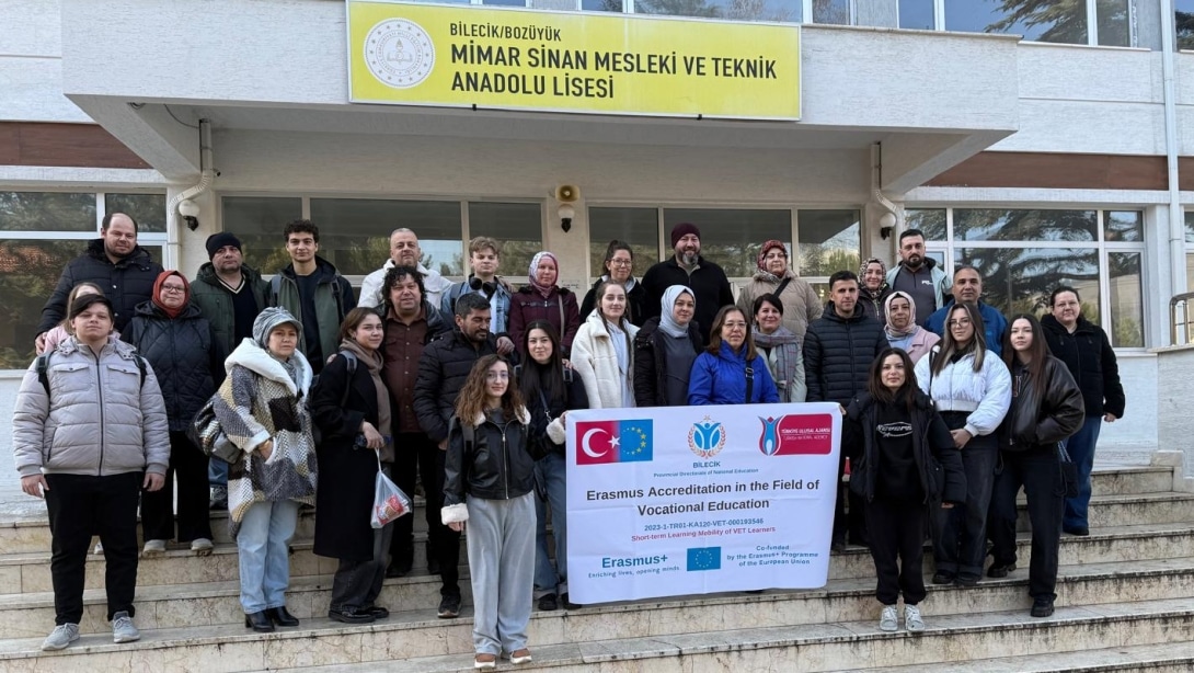 Öğrenci ve Öğretmenlerimizi, Erasmus+ Proje Hareketliliği Kapsamında Portekiz'e Uğurladık.